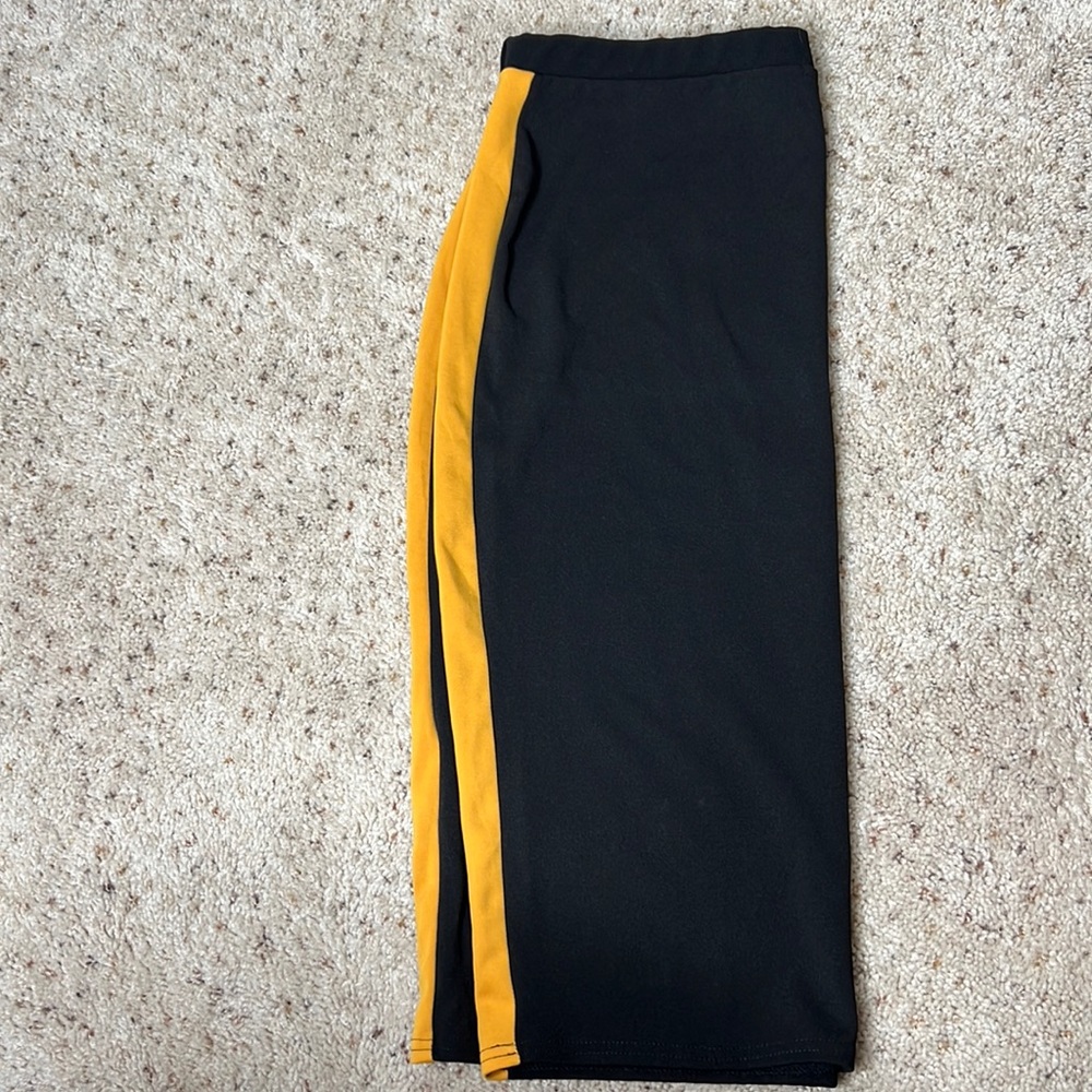 Black and yellow pencil skirt
